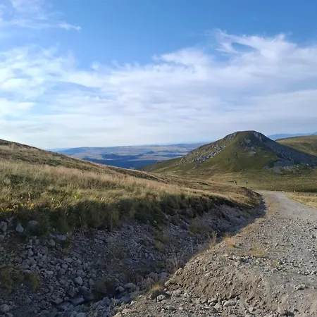 Emma Equipe Et Refait A Neuf Dans 3 Etoiles * Besse-et-Saint-Anastaise