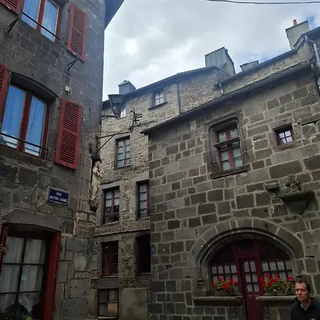 Emma Equipe Et Refait A Neuf Dans 3 Etoiles * Besse-et-Saint-Anastaise